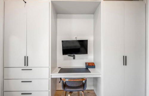 Smart Amenities & Modern Charm – Houston Studio! - Foto 21