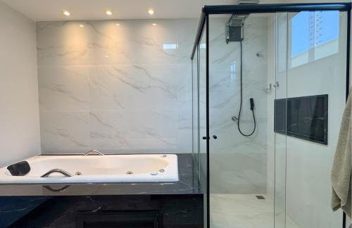 casadecastelhanos, Quadra do MAR de CASTELHANOS, 4 suítes com AR, Churrasqueira, Piscina, Hidromassagem, Cozinha INTEGRADA GOURMET Ideal para FAMÍLIA E AMIGOS - Foto 7