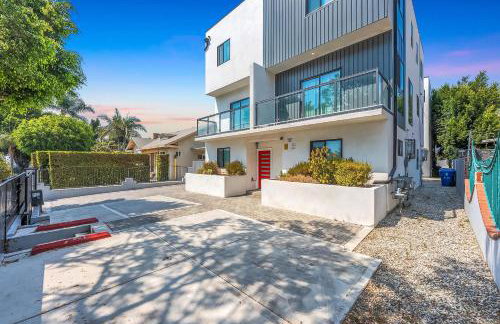Luxury Townhome with Gated Parking and Private Balcony - Foto 1
