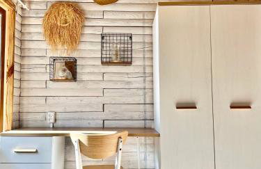 Urocza chatka w lesie nad wodą - Foto 13