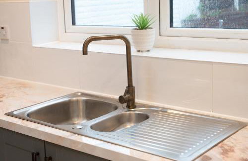 Spacious 4BR Home Walk to Station Parking - Pass the Keys - Foto 18