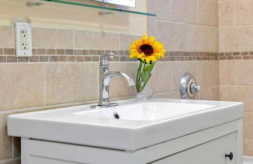 Bright & Spacious 3BR, Mins from Downtown, Easy to Gillette, Parking - Foto 6