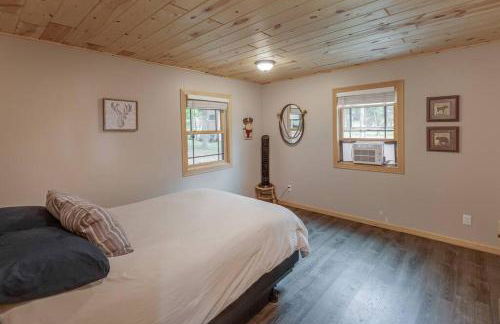 Cozy Home, Hot Tub, Dock, Kayaks, Swimming & More! - Photo 5