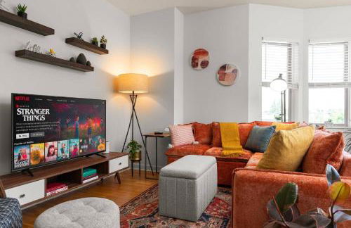 Chic 2BR • King Beds • Huge Patio • 95 Walk Score! - Foto 27