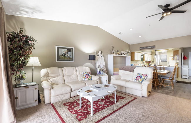 Jim and Roses Cozy Condo 15 Min to Downtown! - Photo 16