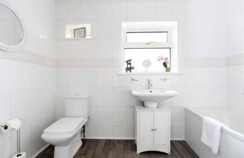 DiscountsContractorsWIFIFree ParkingSmart TV - Photo 2