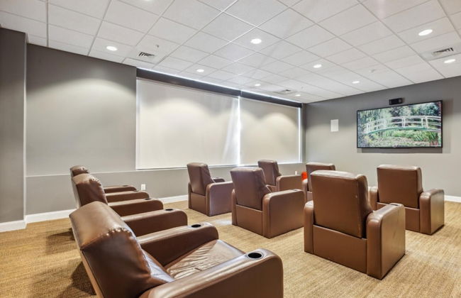 Stylish 1 BR Apartment w Movie Theater - Photo 18