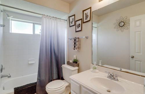 Lake-View Home with Pool Access in Legends Ranch! - Foto 27