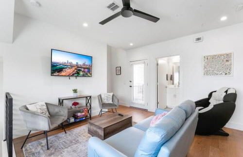 Luxe East Downtown 3BR Condo, Walk to Bars, Restaurants, Shops - Foto 28