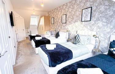 City Centre 3 Bedroom House Sleep upto 9 Guests with Garden and Parking - Foto 43