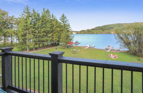 Lakefront home with fire pit and dock Near Wisp Resort - Foto 19