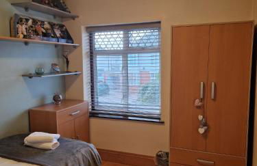 Hereford City - Goldcrest House - 4 Bedroom House With Parking, Located Very Close To City Centre & River Wye - Sleeps Up To 6 Guests - Hosted by RENTMYHOUSE - Photo 52