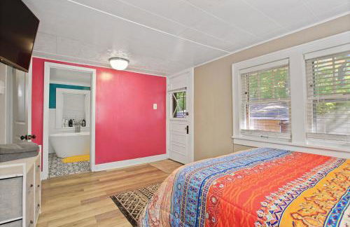 Bohemian Bungalow Pac-Man, walk downtown, pet friendly - Foto 50