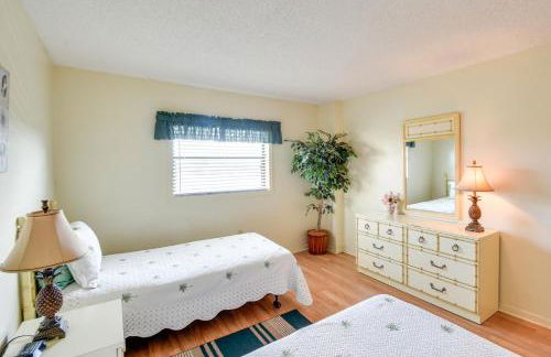 Walk to Madeira Beach Coastal Condo with Balcony - Photo 15