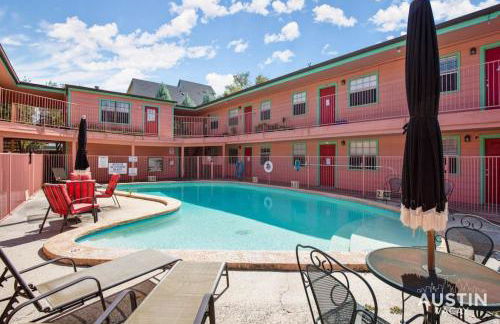Walk to Restaurants or Cook in Subway Tile Kitchen - Photo 3