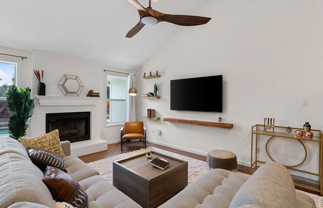 High End Home w Pool Hot Tub Gameroom - Photo 21