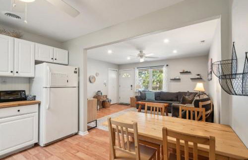 Cozy 2BR Condo - Beachside Bliss with Yard Space condo - Foto 12