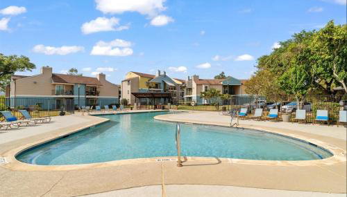 Modern City Getaway 2B - Sleeps 6 - Pool, Prkg - Foto 1