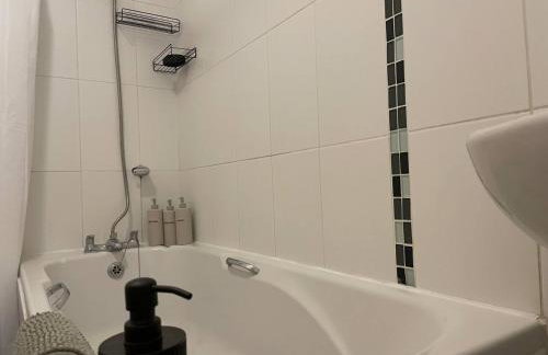 Ashford 4-Bed Townhouse with Garden and Parking - Foto 30