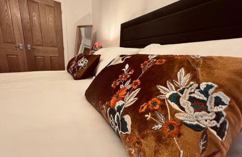 Old Betting Shop for 3 & Furry Friend - Photo 6