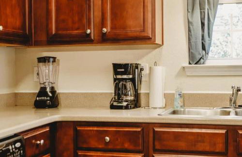 The Lucky Charm Sunny Screened Porch Near USC&Base - Foto 15