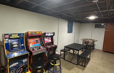 Spacious 3 Bedroom Home with Game Room and Parking - Foto 23