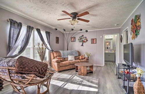 Bring Your Pets! Midway Abode with Yard and Fire Pit - Foto 3