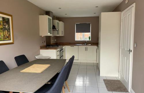 Large 2 bedroom apartment, 4 beds one 1 en-suite, Free parking Nr Chelt Elmore and Quays - Foto 2