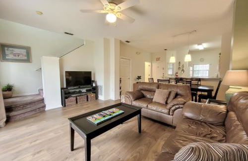 Family Getaway Townhome at Lake Berkley 15min to Disney - Foto 1