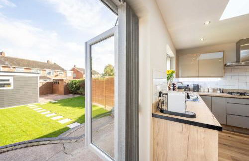 6 Bedroom, 2 Bathroom Modern, Spacious Home - Foto 13