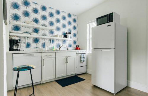 New & Blue - 2 blocks to the beach - Photo 7