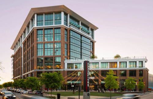 Upscale Townhome 3 miles to Downtown with 2 Car Garage - Foto 46