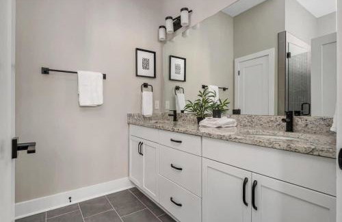 BRAND NEW Side by Side Homes - Sleeps 24 Guests - Foto 39