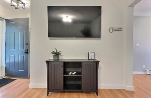 The Sawyer Hideaway - 3BR 2B with Hot Tub & Fire Pit - 5 mins to beach - Photo 10