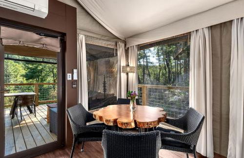 Luxury Tree Tent with Soaking Tub & Pizza Oven Near Waterfalls, Zirconia, North Carolina - Foto 12