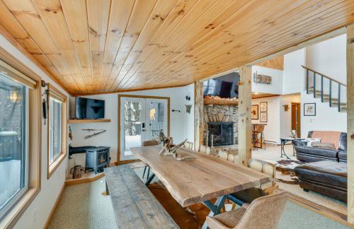 6 Mi to Skiing! Hot Tub Hideaway in Seven Devils - Foto 8