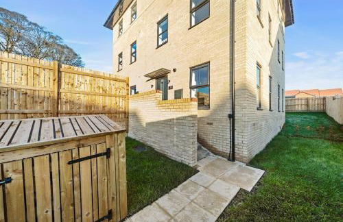 Opulent 2BR 2BA House with FREE Parking - Photo 20