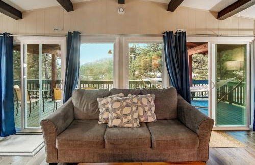Cozy Mountain Home with Great Views, Deck & WiFi - Photo 21