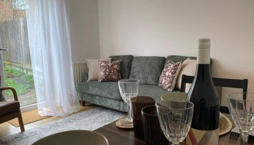 Ashford 4-Bed Townhouse with Garden and Parking - Foto 5