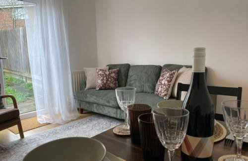 Ashford 4-Bed Townhouse with Garden and Parking - Foto 5