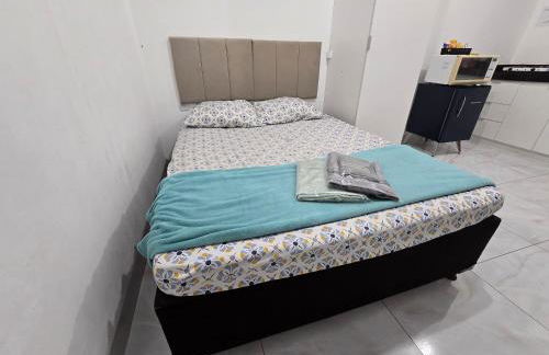 Flat completo a 5 minutos apé de mercado, farmácia - Foto 22