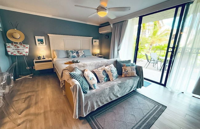 NEW Stunning Beachfront Condo at the Coral Beach - Foto 8