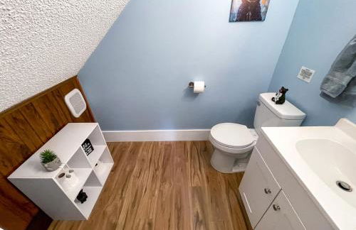 Chalet w Hot Tub Fireplace Grill FirePit & Wifi - Photo 25