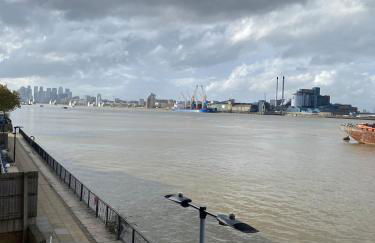 Amazing River view 2 bedroom apartment, sleeps 6, balcony and parking - Foto 6