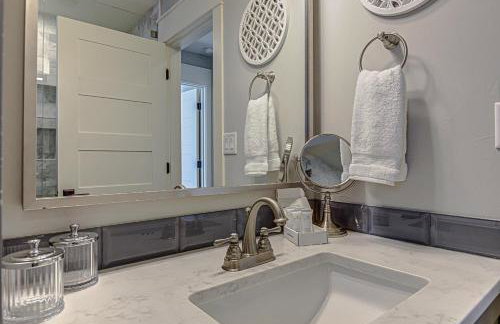 Lakefront Family Home for 12 w Picturesque Views & Patio - Foto 23