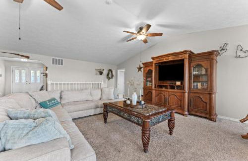 Lakefront Retreat with Deck Movie Room and Yard - Foto 12