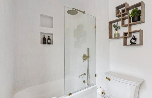 Luxury Olivewood Oasis - 13 mins to Cleveland - Foto 40