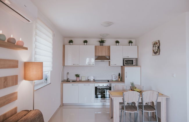 Poolside Hideout Apartments - Photo 22