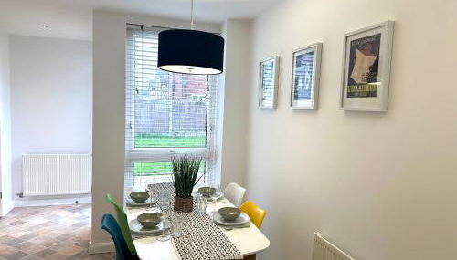 City Getaway - 3BR Home Near Etihad & AO Arena - Sleeps 6 - Foto 5