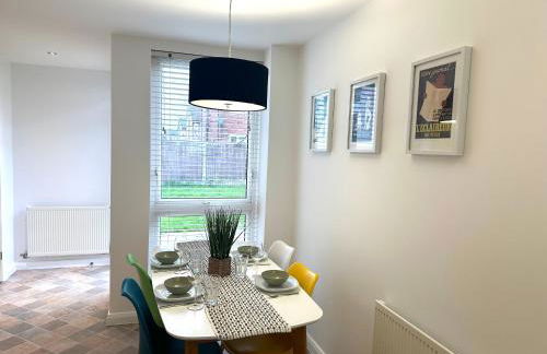 City Getaway - 3BR Home Near Etihad & AO Arena - Sleeps 6 - Foto 5